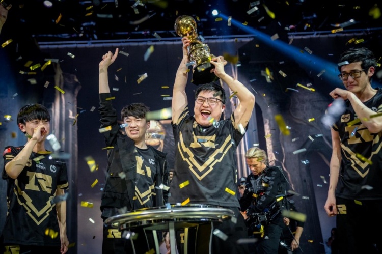 PDD、微笑、若风、Uzi、Faker:传奇选手的生涯回顾与荣耀时刻-DB电竞官网 PDD、微笑、若风、Uzi、Faker:传奇选手的生涯回顾与荣耀时刻-DB电竞官网